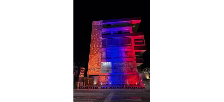El Consulado de Colombia en Cancún se viste con los colores de la bandera para conmemorar el Día de la Independencia