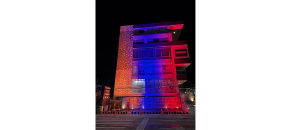 El Consulado de Colombia en Cancún se viste con los colores de la bandera para conmemorar el Día de la Independencia
